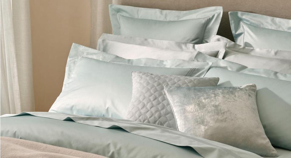 A bed with blue bedding