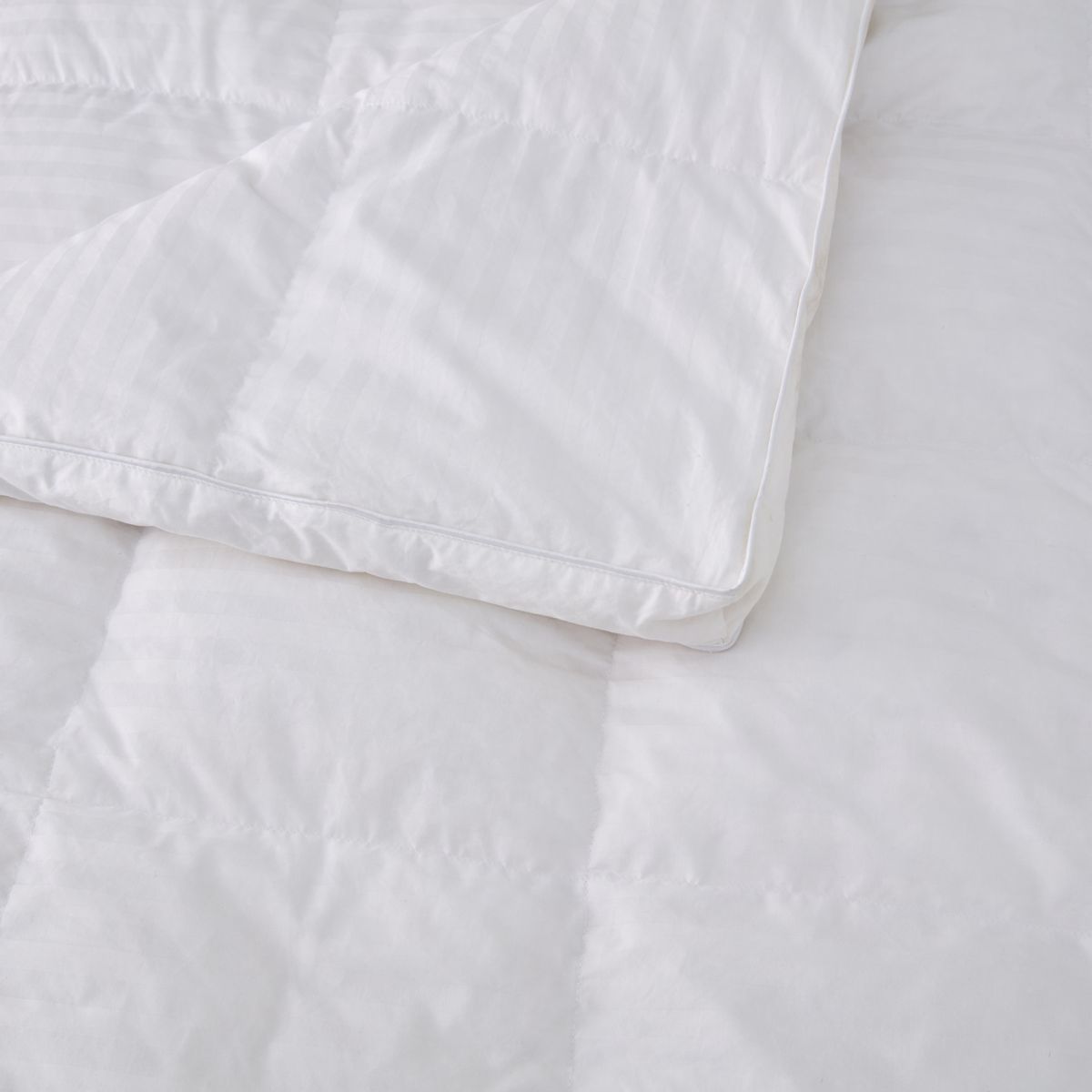 Light feather filled quilt outlet