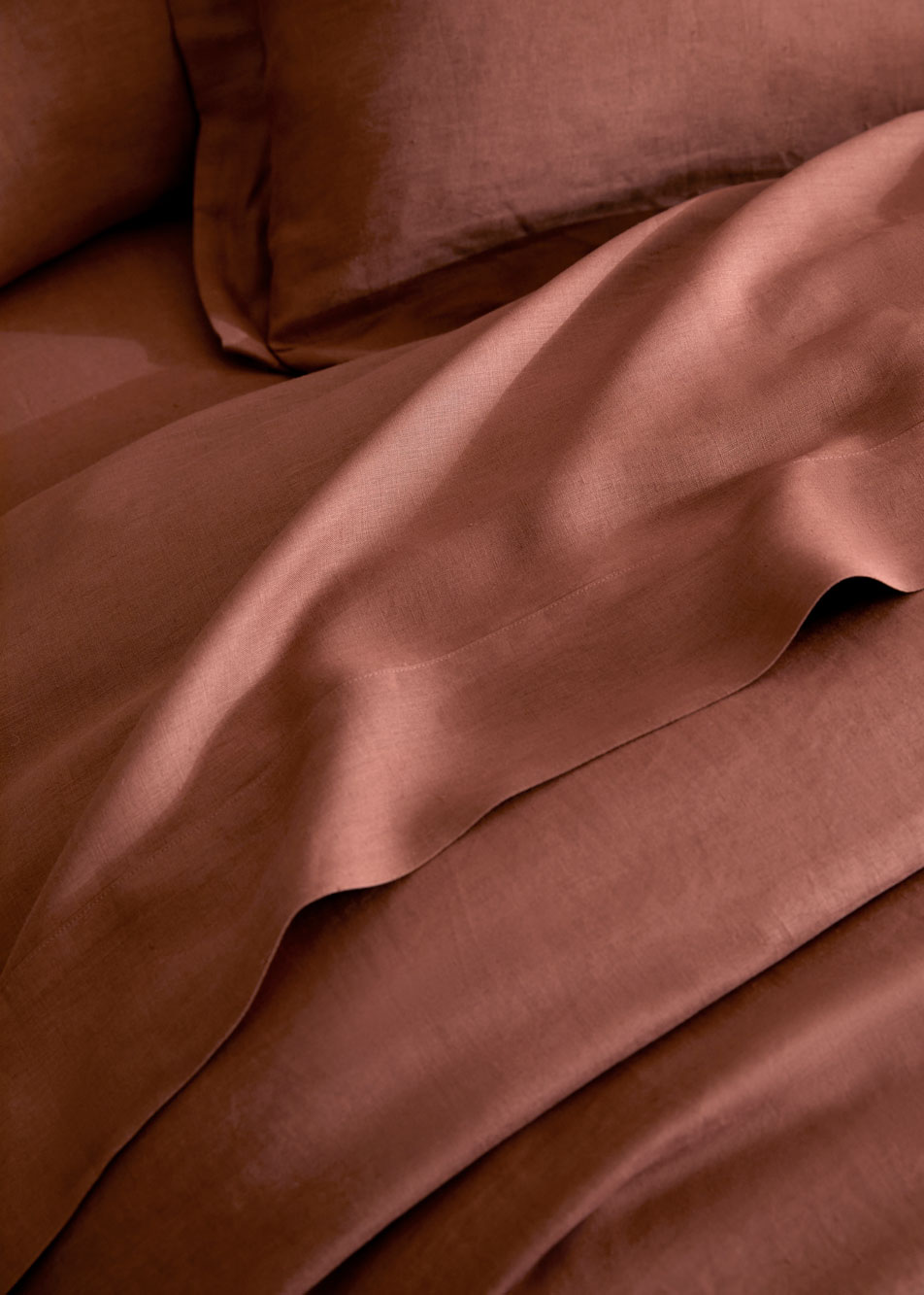 Close-up of Abbotson Linen bedding in the colour raisin