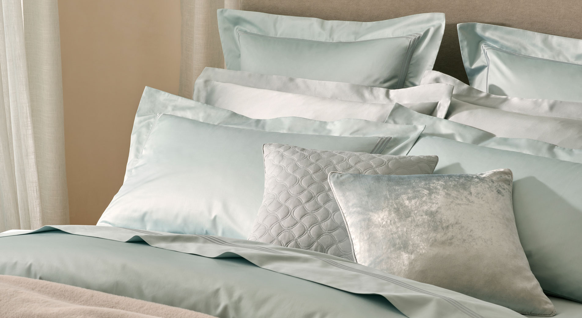 A bed with blue bedding