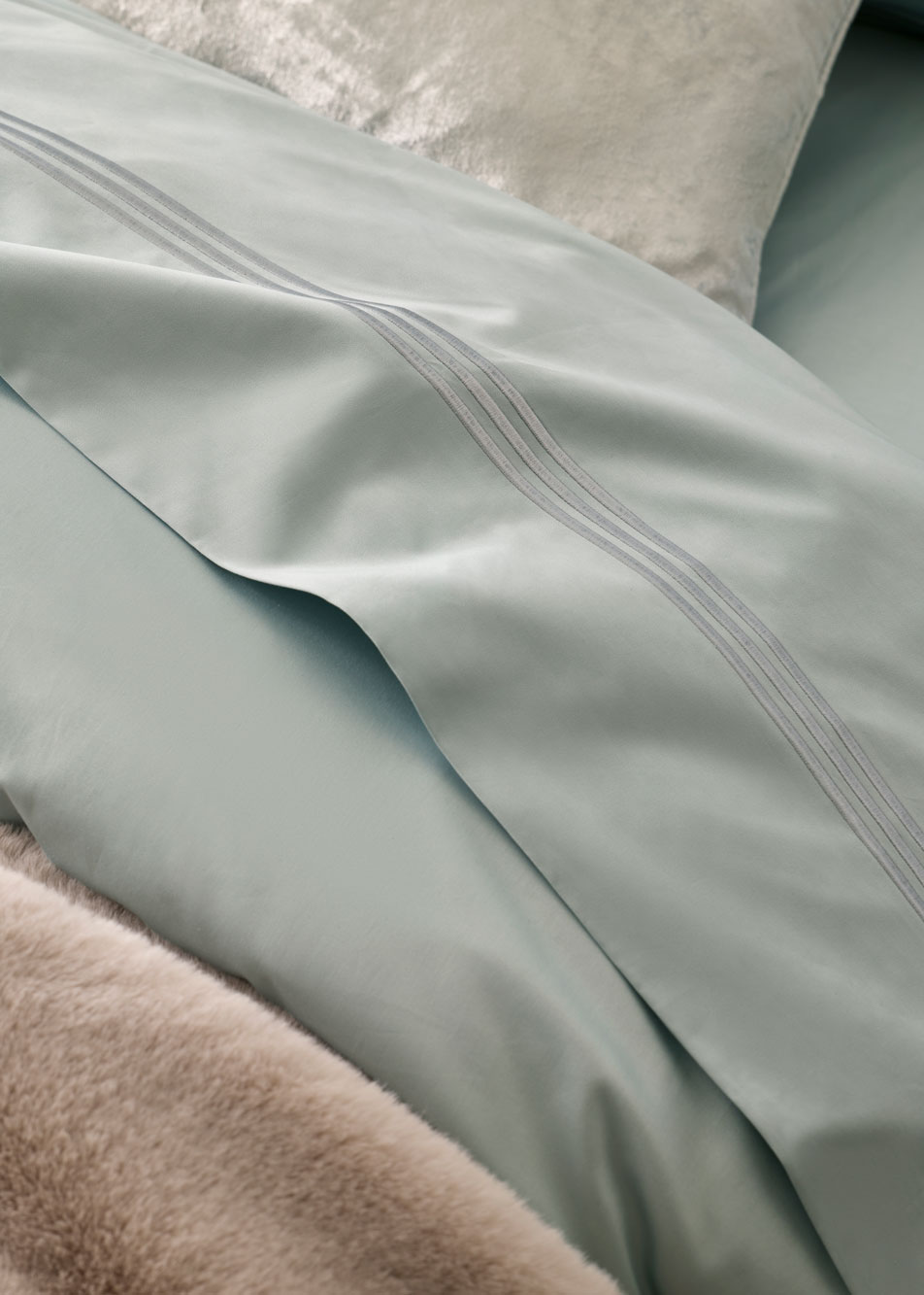 A close-up of a Palais flat sheet in fresh water